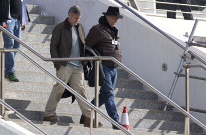 George Clooney, bajando las escalera del Museu de les Ciències, donde se rueda 'Tomorrowland'