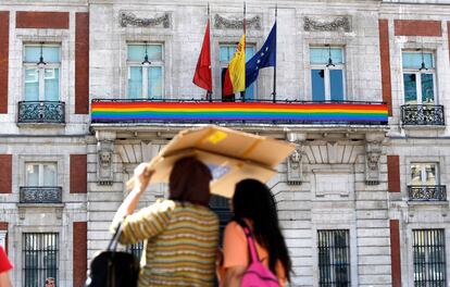 La Comunidad de Madrid colgó este año por primera vez en la sede de la presidencia la bandera arcoiris con motivo del día de orgullo gay.