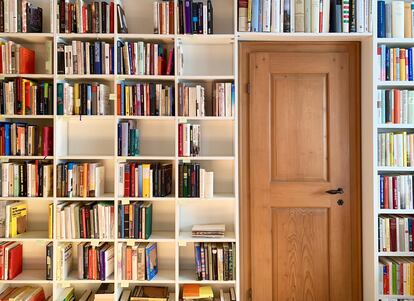 Estantería a la que le faltan libros
