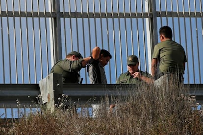 Un inmigrante, detenido por agentes de la patrulla fronteriza.