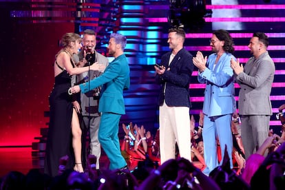 Taylor Swift recibe el premio a Mejor Canción Pop de manos de los miembros de NSYNC, reunidos en el escenario por primera vez en una década.