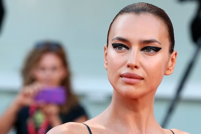 Sin joyas y con el pelo peinado en un recogido tirante que despejaba su rostro,  Irina Shayk centró toda la atención en su mirada, enmarcada en negro.