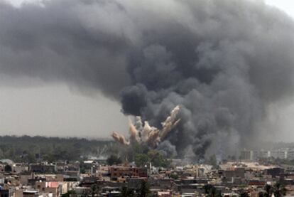 Columnas de humo se elevan en un barrio de Trípoli tras un ataque aéreo de la OTAN.