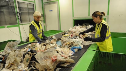 Dos trabajadoras separan basura antes de reciclar el pl&aacute;stico.