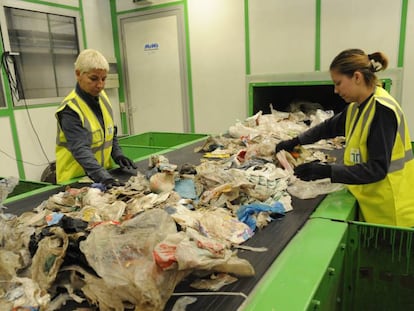 Dos trabajadoras separan basura antes de reciclar el pl&aacute;stico.