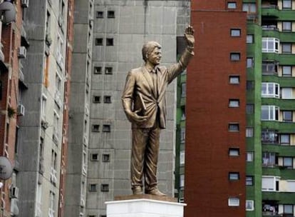 Estatua del ex presidente de Estados Unidos Bill Clinton, de tres metros de altura, erigida recientemente en Pristina.