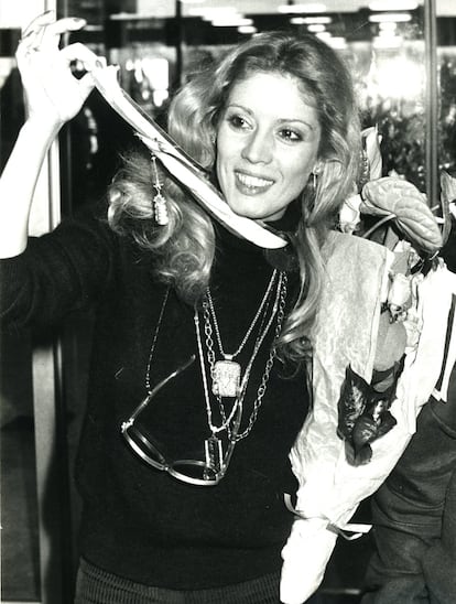 María Jiménez, a su llegada al aeropuerto madrileño de Barajas en 1979, tras participar en el X Festival de la Canción Popular, en Tokio, donde consiguió el segundo puesto con el tema 'Sensación'.