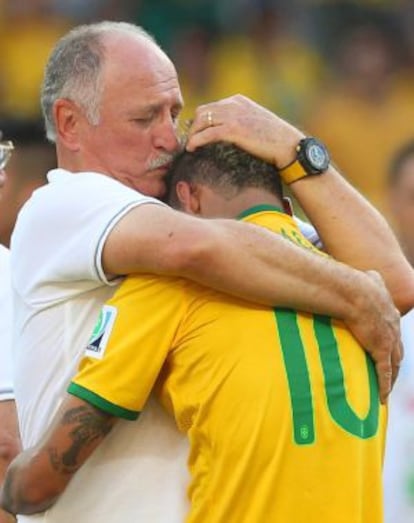 Scolari abraza a Neymar, que no pudo reprimir las l&aacute;grimas.