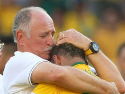 Scolari abraza a Neymar, que no pudo reprimir las l&aacute;grimas.