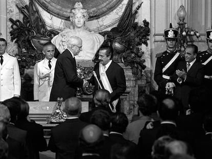 El general Reynaldo Bignone entrega el poder a Ra&uacute;l Alfons&iacute;n, el 10 de diciembre de 1983.