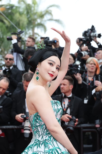 Fan Bing-bing lució unos llamativos pendientes de piedras verdes y adornó su moño con unas hojas.