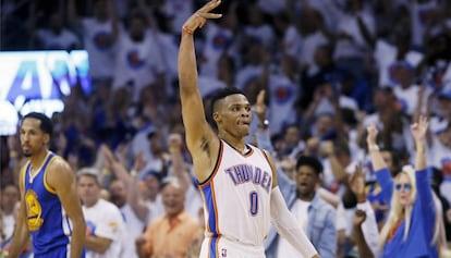 Westbrook celebra un triple, con Livingston al fondo.