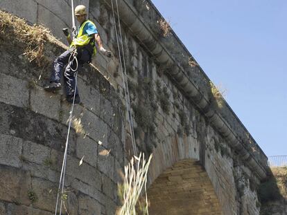 Limpieza del puente romano de Ourense