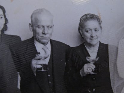 Carmela Jeria Gómez con Manuel Schuman, su esposo, en la boda de Fátima, una de sus hijas, en noviembre de 1950 en Santiago.