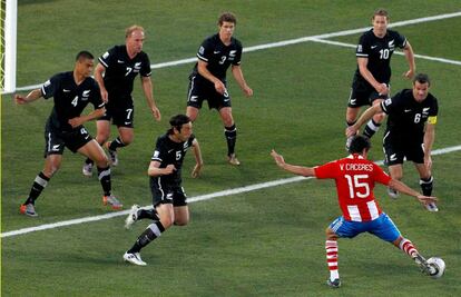 El paraguayo Victor Caceres intenta rematar ante seis jugadores neozelandeses.