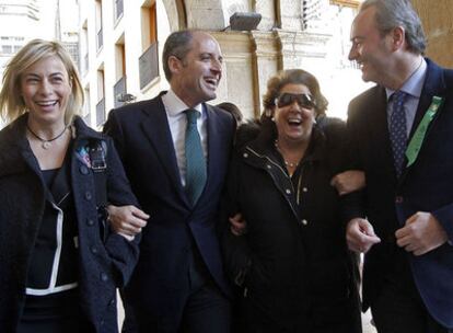 Sonia Castedo, Francisco Camps, Rita Barberá y Alberto Fabra imbuidos del ambiente festivo de la Magdalena, ayer en Castellón.