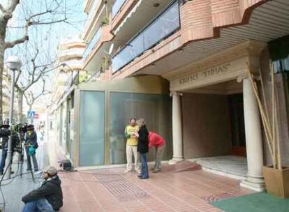 Entrada del edificio de Salou donde un guardia civil murió tiroteado anoche