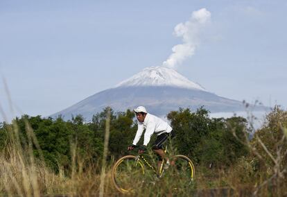 Un ciclista en San Nicols de los Ranchos (Puebla, Mxico), cerca del Popocatpetl, el 14 de mayo.