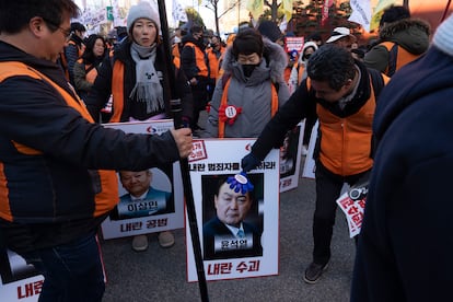 Un hombre golpea una imagen del presidente de Corea del Sur, este sábado en Seúl.