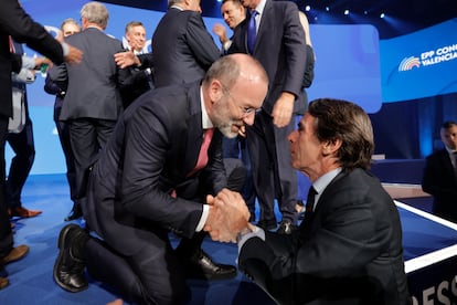 El presidente del Partido Popular Europeo, Manfred Weber, saluda a José María Aznar en el el congreso de Valencia.
