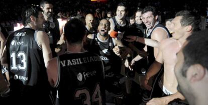 Los jugadores del Bizkaia BB celebran su victoria frente al PE Valencia por 79-75, que les da el pase a semifinales de la liga ACB.