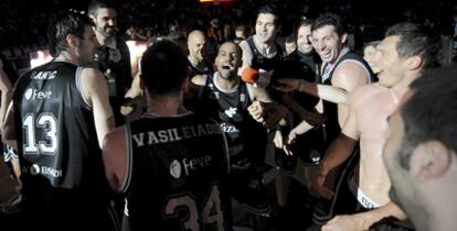 Los jugadores del Bizkaia BB  celebran su victoria frente al PE Valencia por 79-75, que les da el pase a semifinales de la liga ACB.