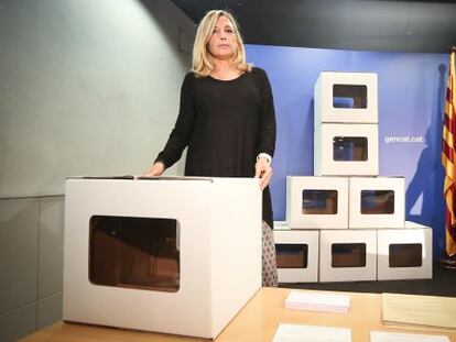 Joana Ortega, vicepresidenta de la Generalitat, con las urnas del 9-N