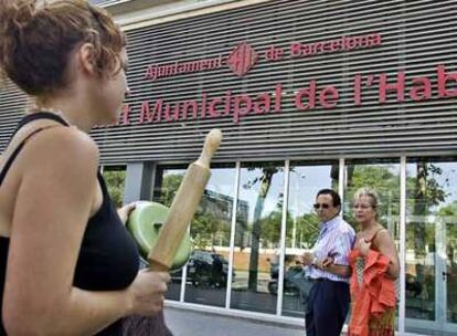 Una afectada por el derribo de las casas protesta ante el Patronato Municipal de la Vivienda.