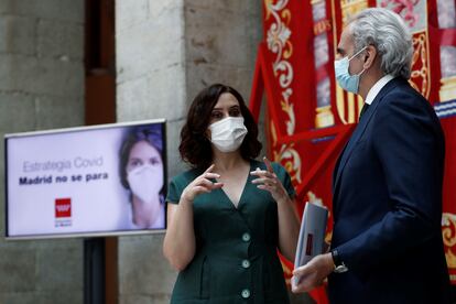 La presidenta de la Comunidad de Madrid, Isabel Díaz Ayuso, y el consejero de Sanidad, Enrique Ruiz Escudero, este martes.