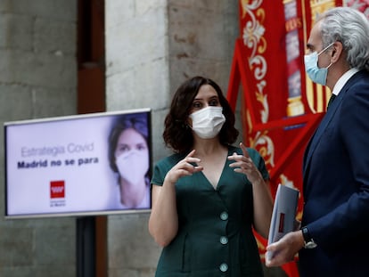La presidenta de la Comunidad de Madrid, Isabel Díaz Ayuso, y el consejero de Sanidad, Enrique Ruiz Escudero, en un acto a finales de julio.