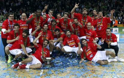 La selección festeja el triunfo en el Eurobasket 2011.