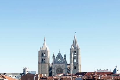 Vista panorámica de la ciudad, desde una de las torres de la Casa Botines de Gaudí.