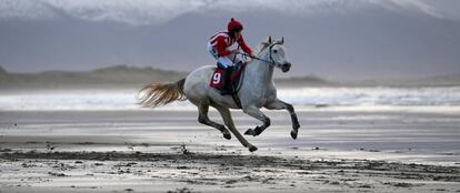 Jinete en la carrera Christmas Ballyheigue en Irlanda.