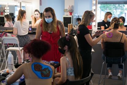 03/07/20 En la imagen, la directora de la academia Sole Cester da indicaciones a alumnas mientras recuperan practicas de caracterizacion teatral que no pudieron hacer durante el confinamiento. 
Academia de belleza Sole Cester. Barcelona, 3 de julio de 2020 [ALBERT GARCIA] 
