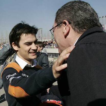 El piloto saluda el domingo al alcalde, Alberto Ruiz-Gallardón.