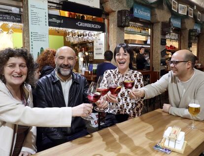 La portavoz nacional del BNG, Ana Pontón (segundo por la derecha), junto al candidato al Congreso por A Coruña, Néstor Rego (segundo por la izquierda), comparten brindando y celebrando esta jornada de reflexión con militantes y simpatizantes en la Plaza de Abastos de Santiago de Compostela. 