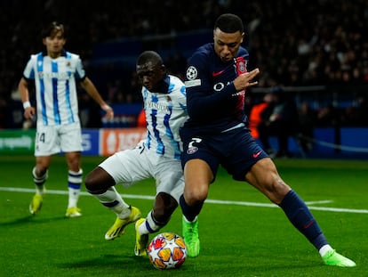 Hamari Traore, de la Real Sociedad, junto a Kylian Mbappé, del PSG.