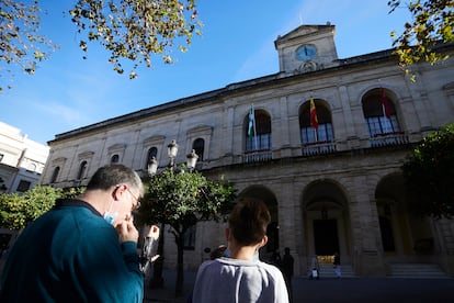 Vecinos de Sevilla, frente al Ayuntamiento de la capital andaluza.