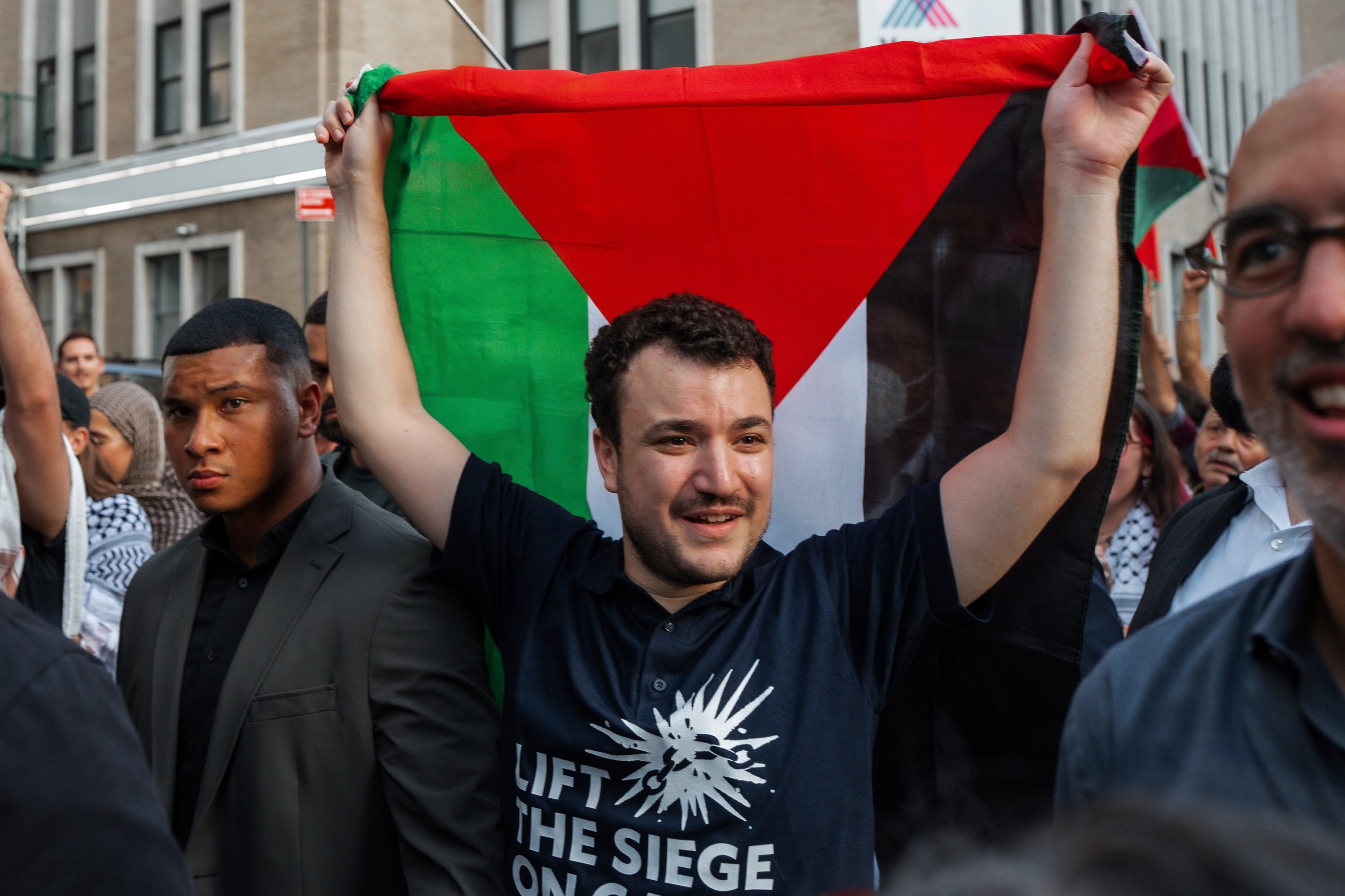 Un juez de inmigración ordena la deportación del activista propalestino Mahmoud Khalil a Siria o Argelia