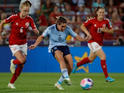 Mariona Caldentey remata en el duelo de España ante Dinamarca.