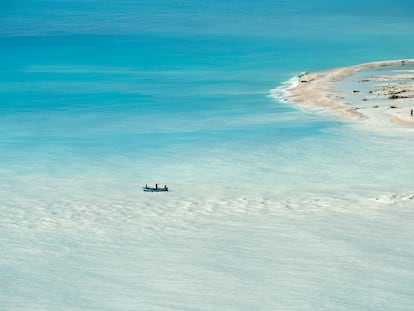 Barca de pesca en la costa de Barahona, cerca de Paraíso (República Dominicana).