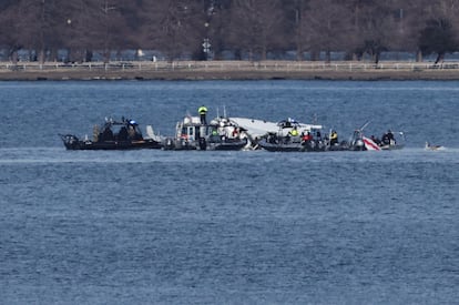 Los equipos de rescate recuperan piezas del fuselaje en el ro Potomac tras la colisin en el aire de un avin de American Airlines y un helicptero militar el mirfcoles por la noche