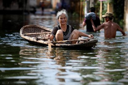 Una mujer vietnamita navega por una zona inundada en el municipio de Nam Phuong Tien, en Hanói (Vietnam). Las fuertes lluvias provocaron inundaciones en más de 600 casas del distrito.