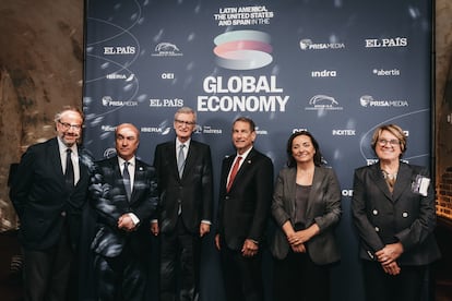 De izquierda a derecha: Juan Cantón, director general de Prensa de Prisa Media (derecha); Mariano Jabonero, secretario general de la Organización de Estados Iberoamericanos (OEI); Santiago Cabanas Ansoren, embajador de España en EEUU; Alan D. Solomont, presidente de la Cámara de comercio España-Estados Unidos; Pepa Bueno, directora de EL PAÍS; Inmaculada Riera, directora general de la Cámara de Comercio Español.