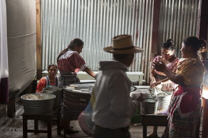 Más que un lugar para comprar, el mercado de Chichicastenango, en Guatemala es una animada ventana (dos veces por semana) a la tradición indígena; un antiguo punto de encuentro entre los habitantes de la región, que hablan maya quiché, así como un lugar de gran carga espiritual.