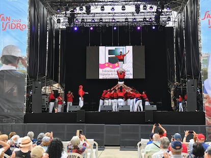 Un castells, castillos humanos, catalán durante el homenaje de las Casas Regionales a San Isidro, en el Matadero de Madrid, a 11 de mayo de 2022, en Madrid (España).