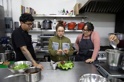 Daniel Vidal, líder de desarrollo de menús; Vanessa García, coordinadora de procesos y estándares culinarios y Laura Cabrera Hernández, chef, prueban los nuevos tacos de cerdo con mole de tamarindo en el Baldega (taller de Baldío).