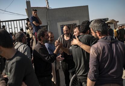 Trabajadores palestinos que se encontraban en Israel durante el ataque de Hamás del 7 de octubre, llegaban este viernes a la frontera de Rafah con Gaza, tras ser devueltos por Israel a la Franja.