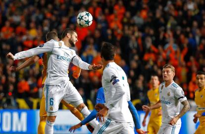 El defensa del Real Madrid Nacho dispara el balón de cabeza.  