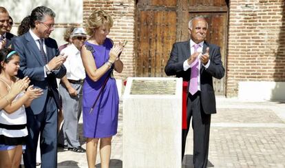 Mariano Blanco, alcalde de Fresno del Torote, con Esperanza Aguirre a su derecha, en 2010.